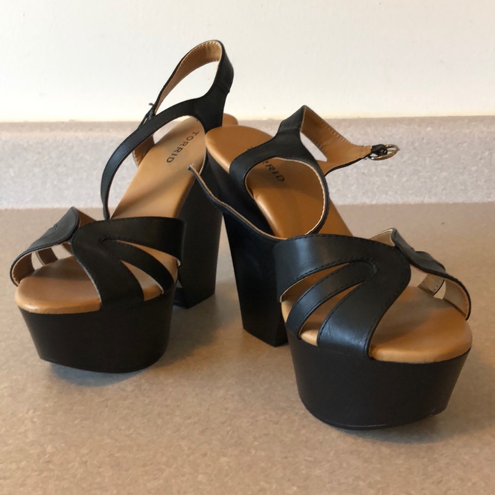 NWT black platform sandals